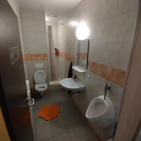 Gasthuis Hotel-pension Schlafpunkt In Bei Koeln